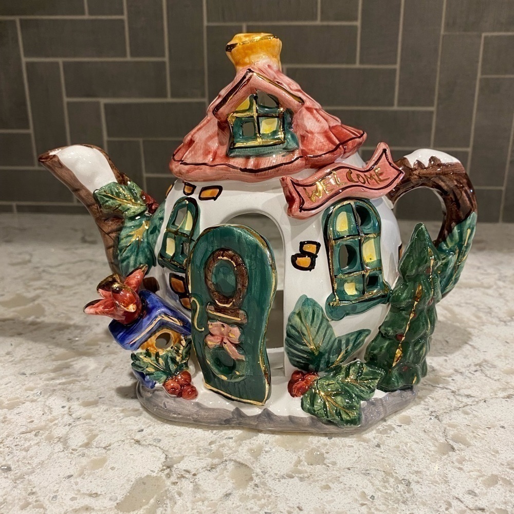 VINTAGE~CHRISTMAS COTTAGE’ TEAPOT/TEA LIGHT~COLORFUL & IN EXCELLENT CONDITION~G1